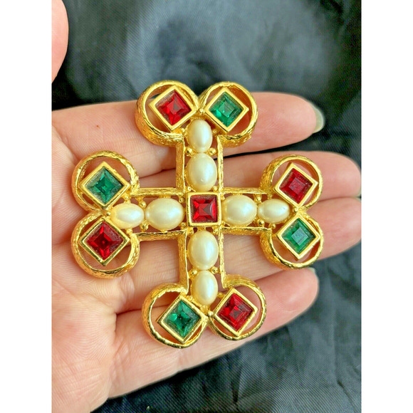 Joan Rivers Maltese cross Brooch Pin Gold Tone Faux Pearls Green Red Rhinestones - Picture 7 of 10